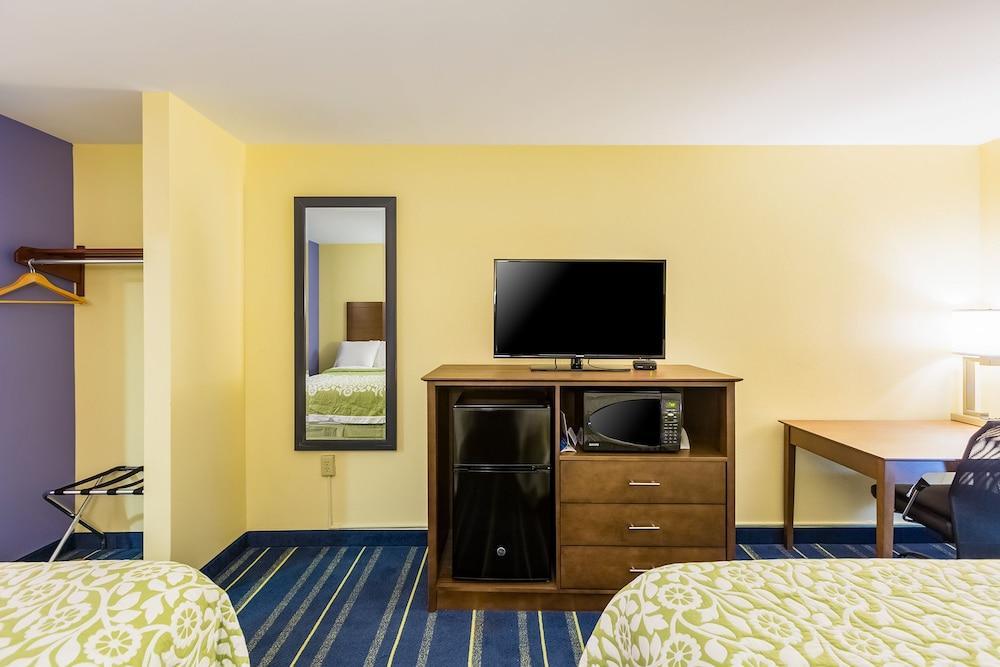 Days Inn By Wyndham Hartford/Closest Downtown Екстер'єр фото