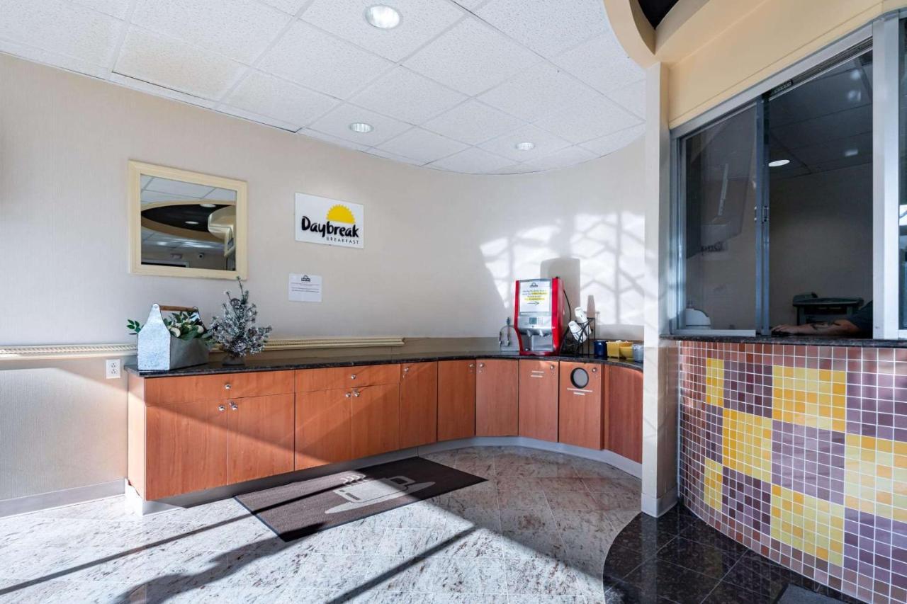 Days Inn By Wyndham Hartford/Closest Downtown Екстер'єр фото