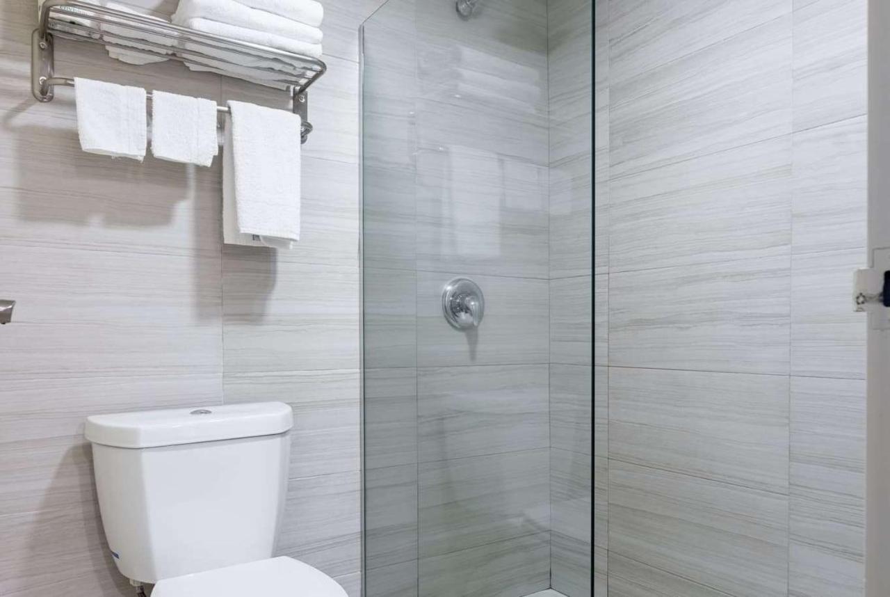 Days Inn By Wyndham Hartford/Closest Downtown Екстер'єр фото
