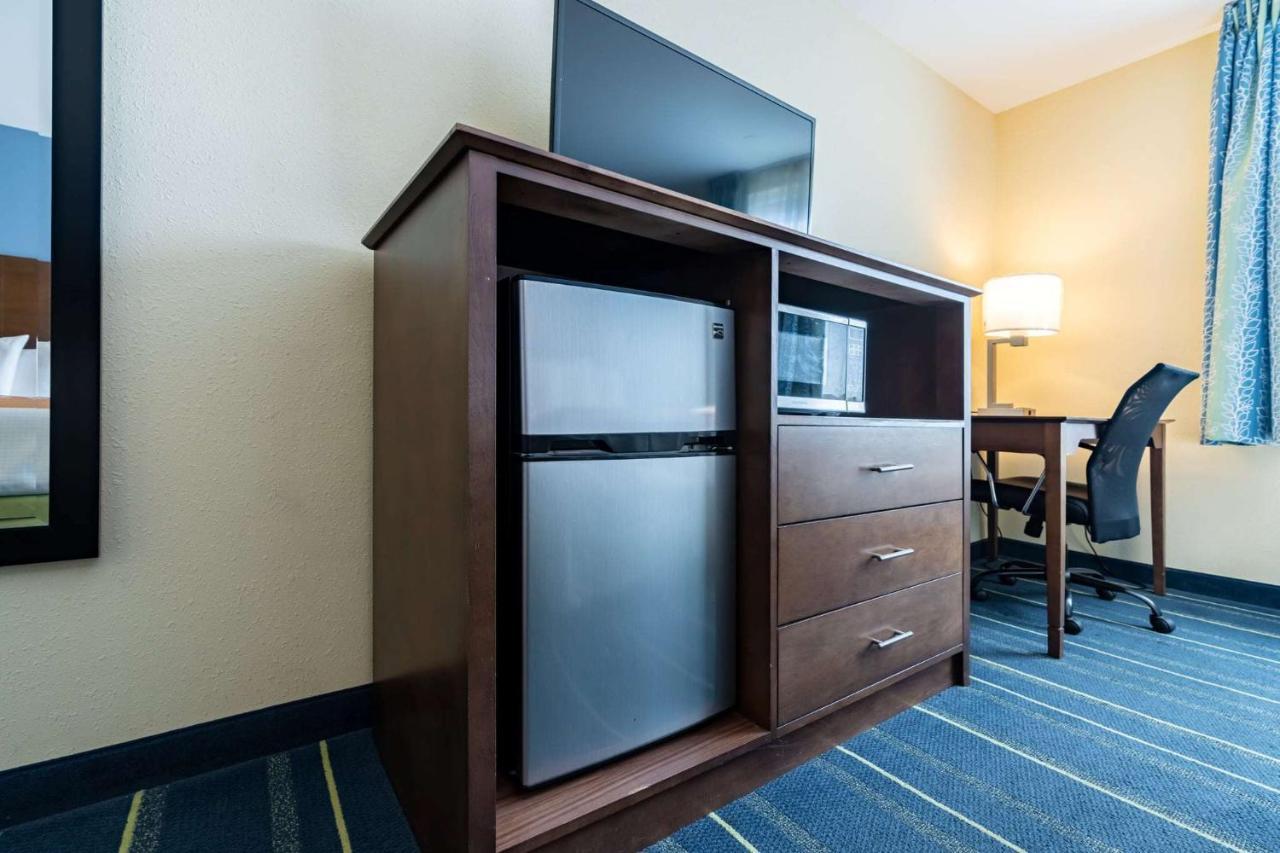 Days Inn By Wyndham Hartford/Closest Downtown Екстер'єр фото