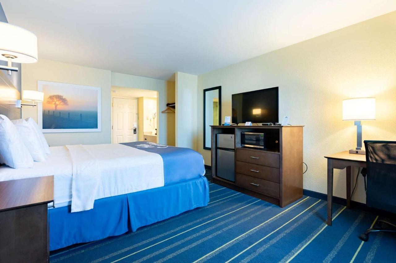 Days Inn By Wyndham Hartford/Closest Downtown Екстер'єр фото