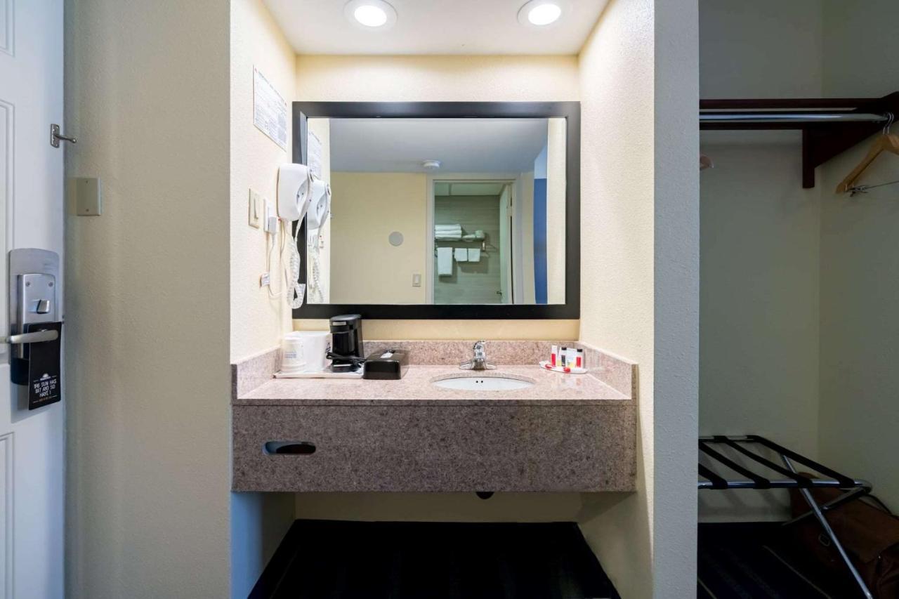 Days Inn By Wyndham Hartford/Closest Downtown Екстер'єр фото