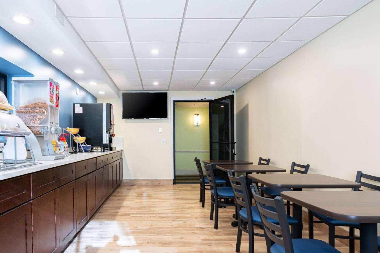 Days Inn By Wyndham Hartford/Closest Downtown Екстер'єр фото