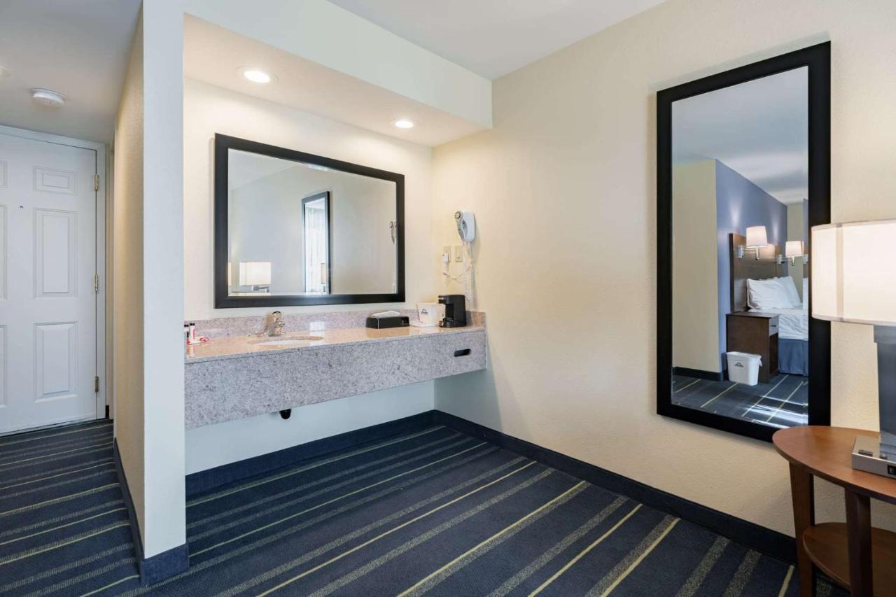 Days Inn By Wyndham Hartford/Closest Downtown Екстер'єр фото
