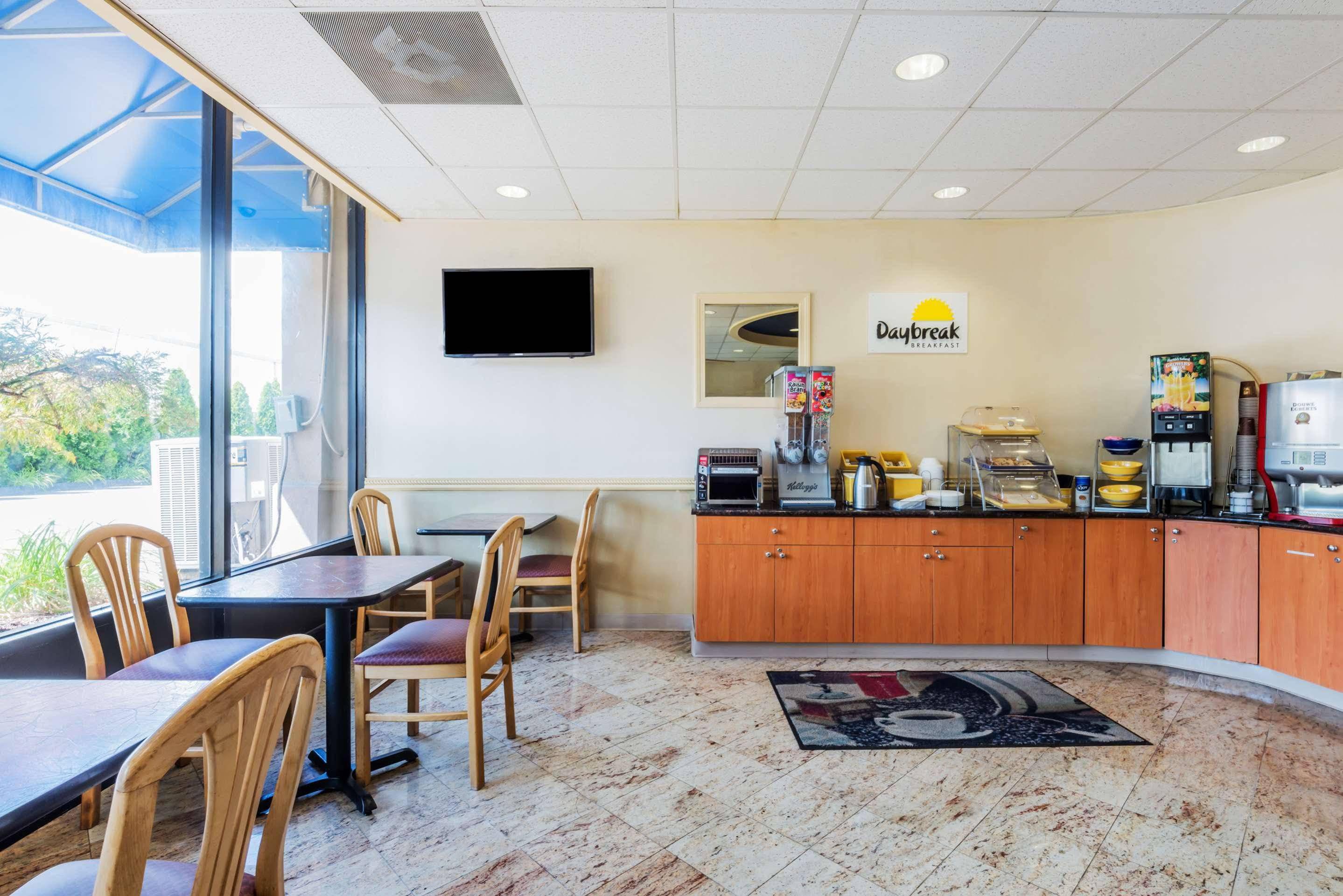 Days Inn By Wyndham Hartford/Closest Downtown Екстер'єр фото