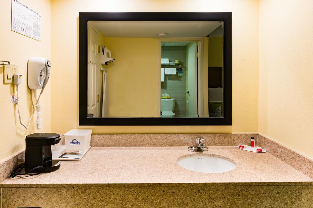 Days Inn By Wyndham Hartford/Closest Downtown Екстер'єр фото