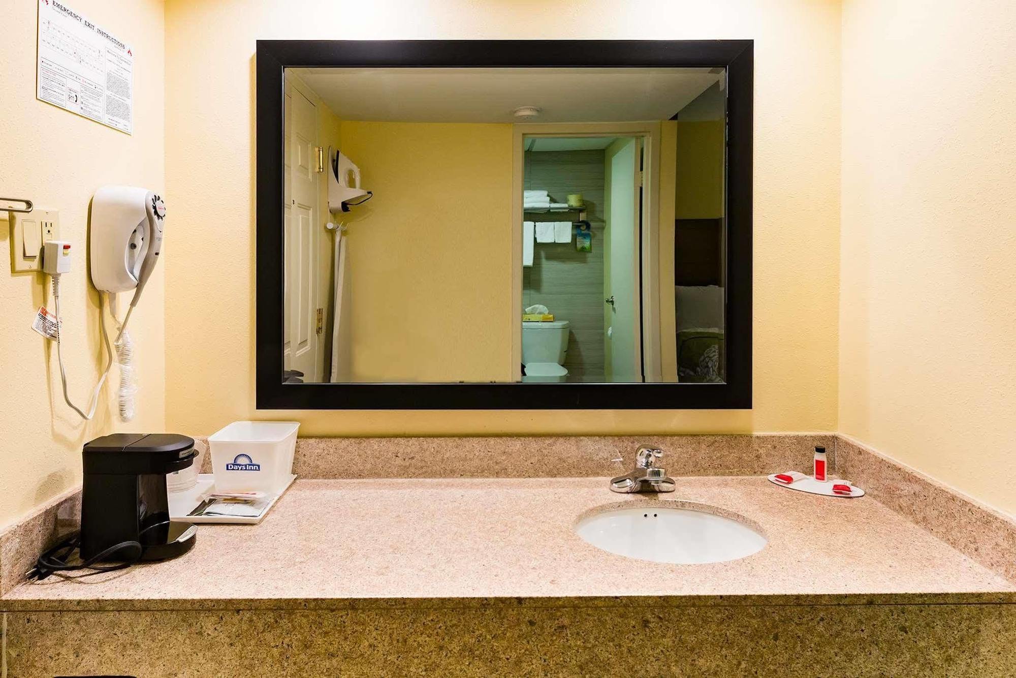 Days Inn By Wyndham Hartford/Closest Downtown Екстер'єр фото